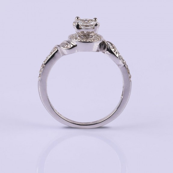 Traditional diamond ring