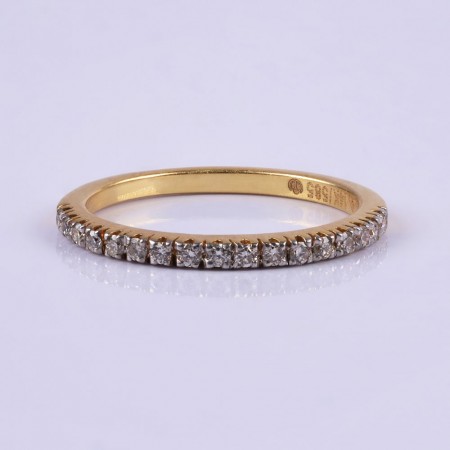 Elegant diamond and gold ring