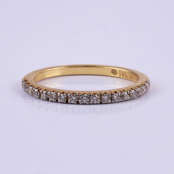 Elegant diamond and gold ring